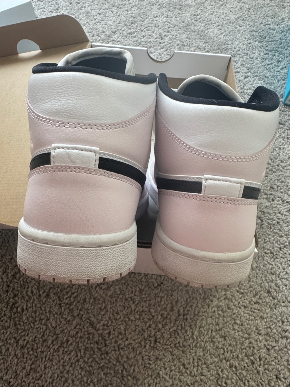 Jordan 1 Womens Mid - Picture 6 of 6